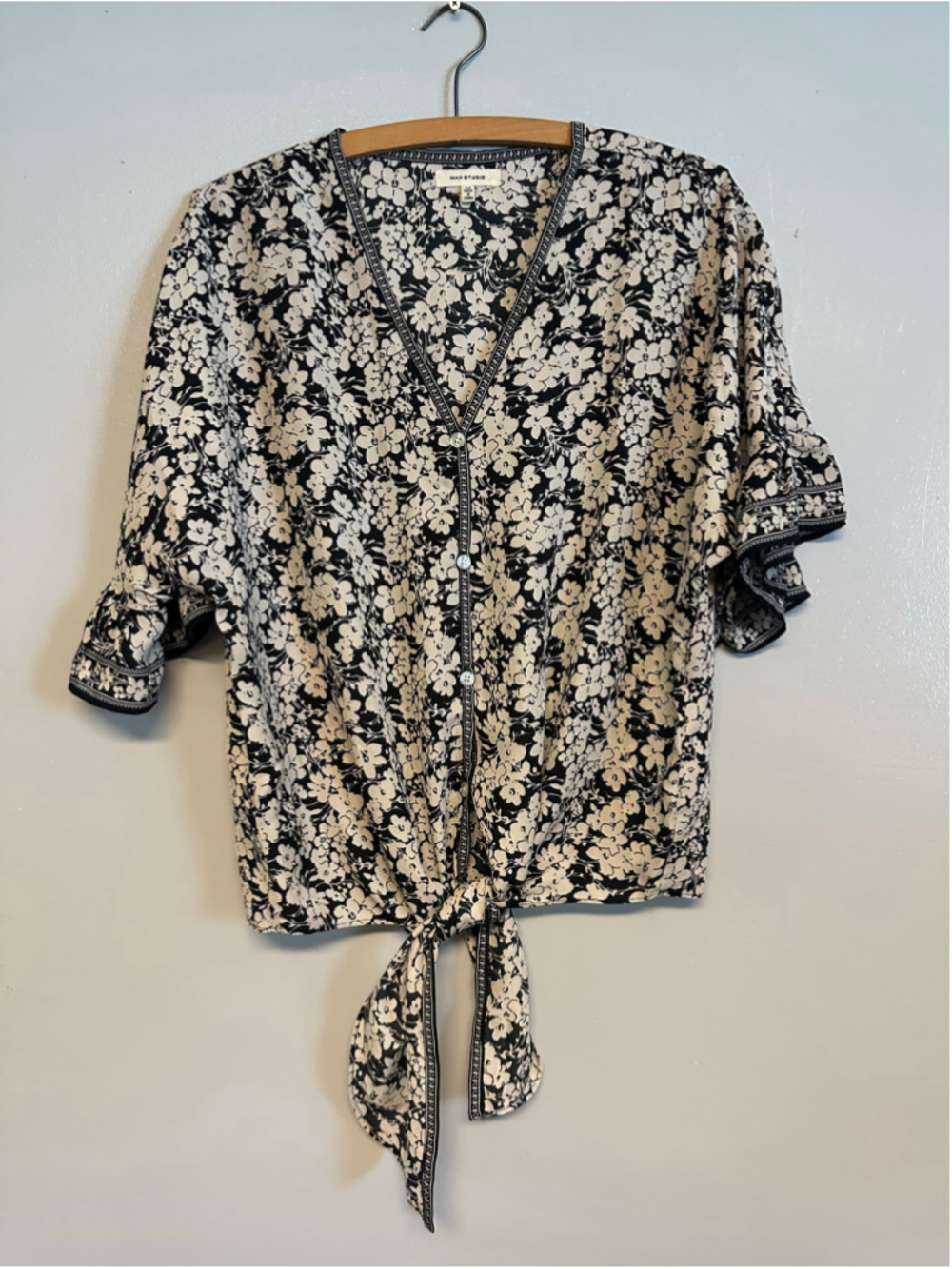 Max Studio Floral Blouse Size Medium Black and White Tie Front Ruffle sleeve